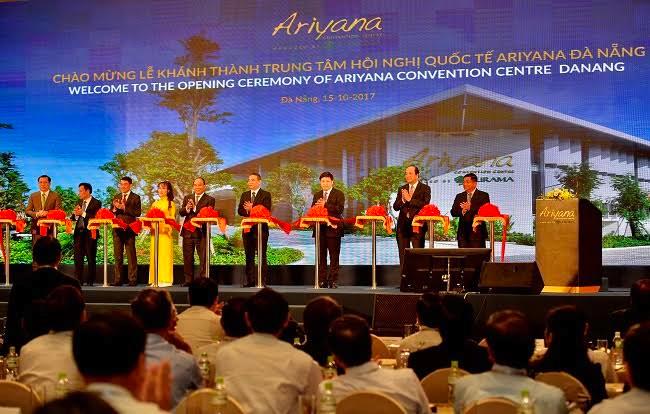 Thủ tướng Nguyễn Xuân Phúc, lãnh đạo Đà Nẵng, lãnh đạo HDBank cắt băng khánh thành Cung hội nghị Quốc tế Ariyana.