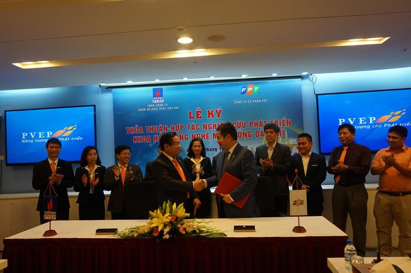 Ông Trương Gia Bình, Chủ tịch HĐQT FPT và ông Ngô Hữu Hải, Tổng giám đốc PVEP ký kết thỏa thuận hợp tác.