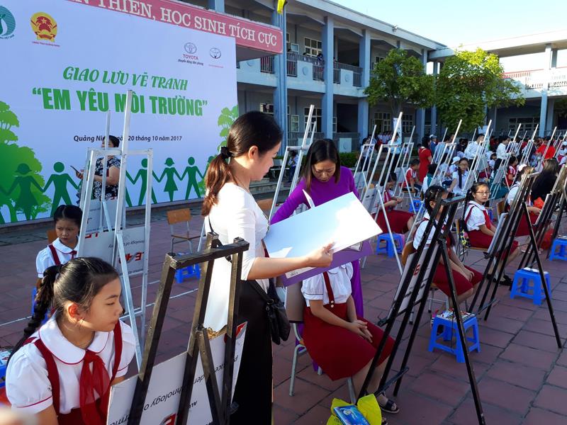 Học sinh của 5 trường tiểu học thuộc thành phố Cẩm Phả giao lưu vẽ tranh với chủ đề Em yêu môi trường.