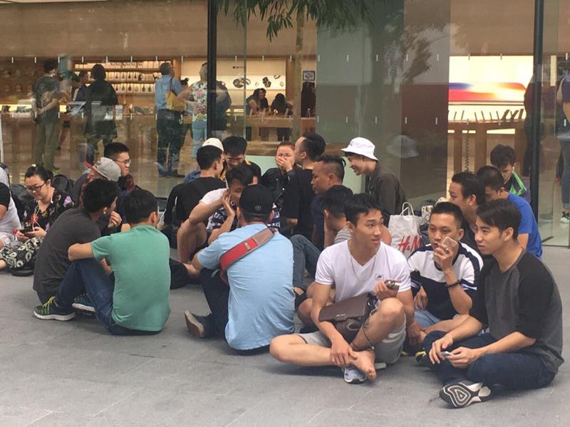 Người Việt xếp hàng tại Apple Store Singapore ngày 31/10. Ảnh: ShopDunk cung cấp