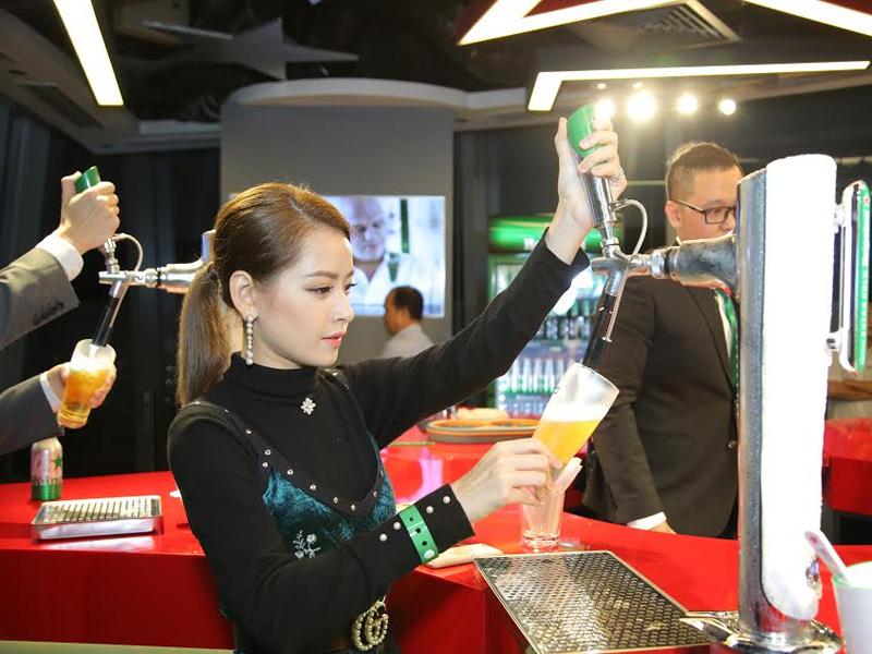 Trải nghiệm tự tay rót một ly bia tại The World of Heineken.