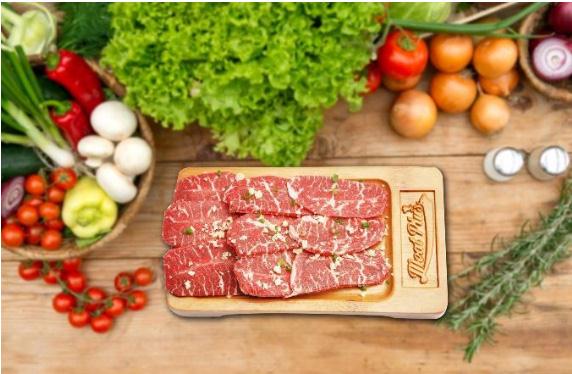 Thịt bò nhập khẩu trực tiếp từ Mỹ cùng rau hữu cơ cho chất lượng món ăn thơm ngon, đồng nhất.