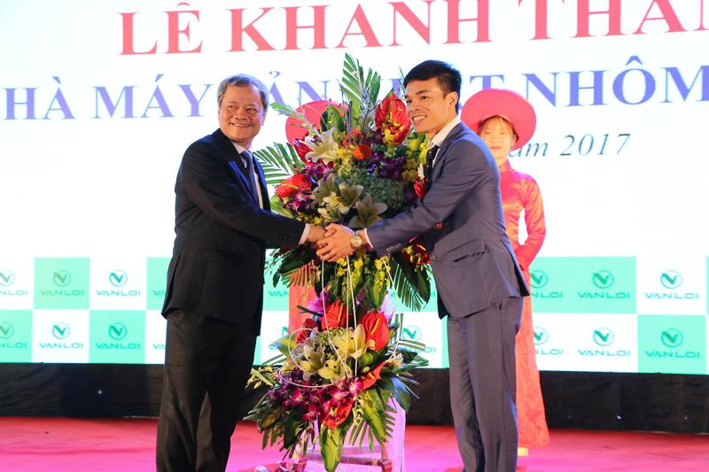 Ông Nguyễn Tử Quỳnh chủ tịch tỉnh Bắc Ninh bắt tay chúc mừng ông Mẫn Văn Khắc, giám đốc điều hành công ty.