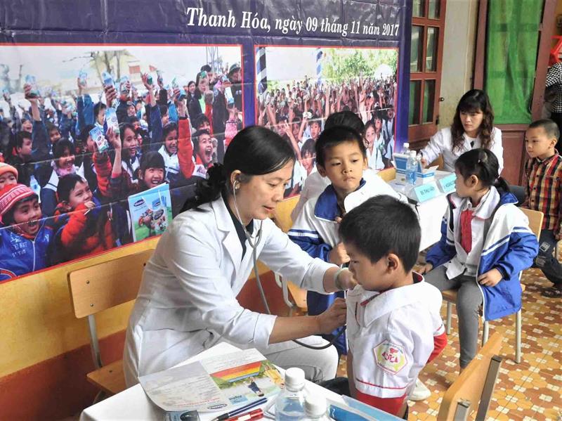 Bác sĩ từ Trung tâm Tư vấn Dinh dưỡng của Vinamilk tới khám sức khỏe và tư vấn tại Trường tiểu học Thống Nhất, tỉnh Thanh Hóa.