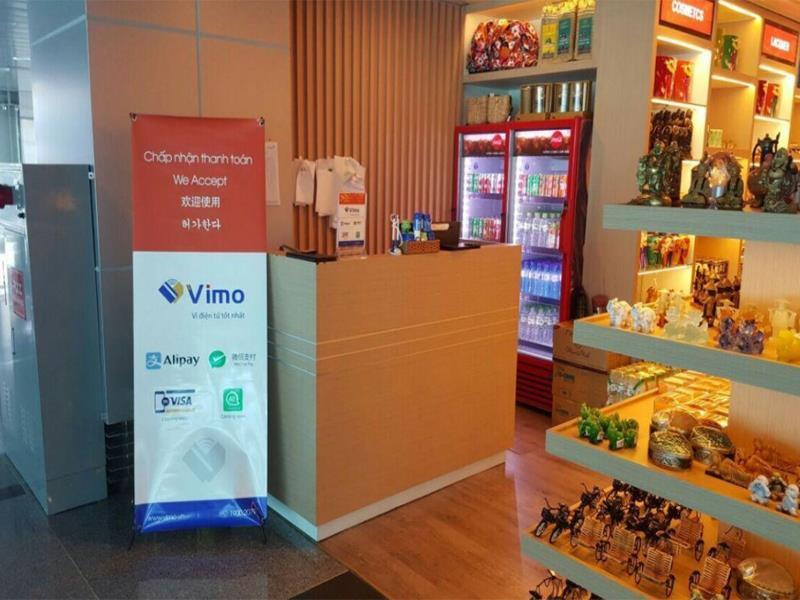 Một cửa hàng tại sân bay quốc tế Tân Sơn Nhất treo biển chấp nhận thanh toán cho du khách nước ngoài