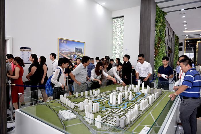 Các khách mua xếp hàng dài vào thăm căn hộ mẫu và xem mô hình Dự án Sunshine City
