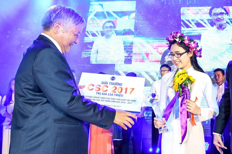Ông Đào Ngọc Thanh - Chủ tịch Quỹ CSC - Chủ tịch HĐTV Cotana Group trao phần thưởng cho người chiến thắng Vũ Thị Hồng Nhung.