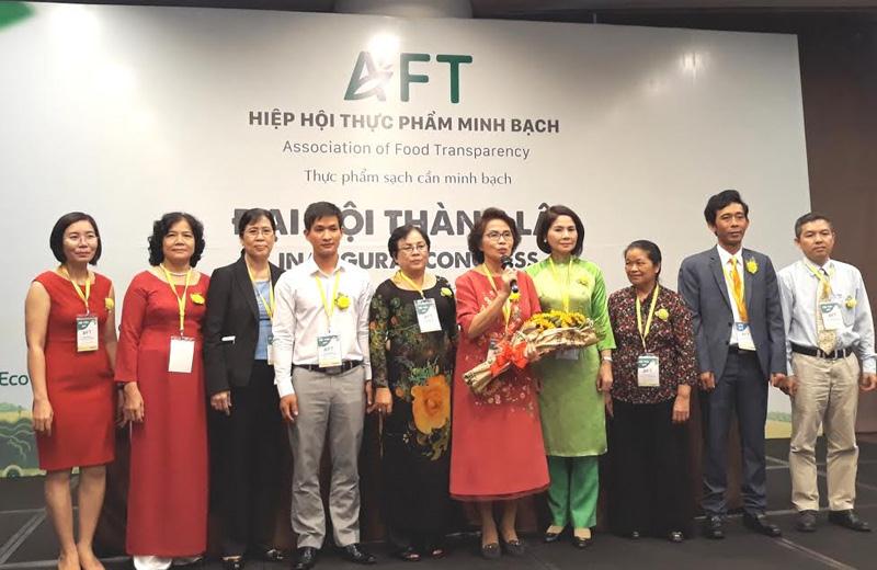 Bà Nguyễn Thị Hồng Minh (cầm micro) đại diện chấp hành Hiệp hội nhiệm kỳ 2017-2020 đọc lời cam kết.