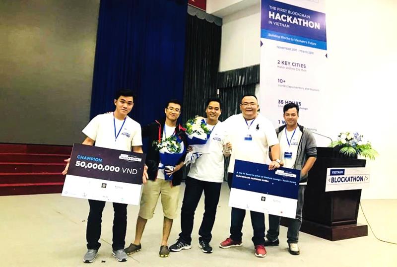 Các thành viên nhóm Uclear với Dự án Lalalend đạt giải nhất cuộc thi Blockchain Hackathon 2017.