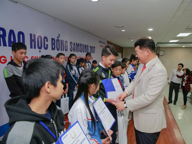 Phó Tổng giám đốc Samsung Việt Nam Bang Hyunwoo trao học bổng cho các em học sinh.