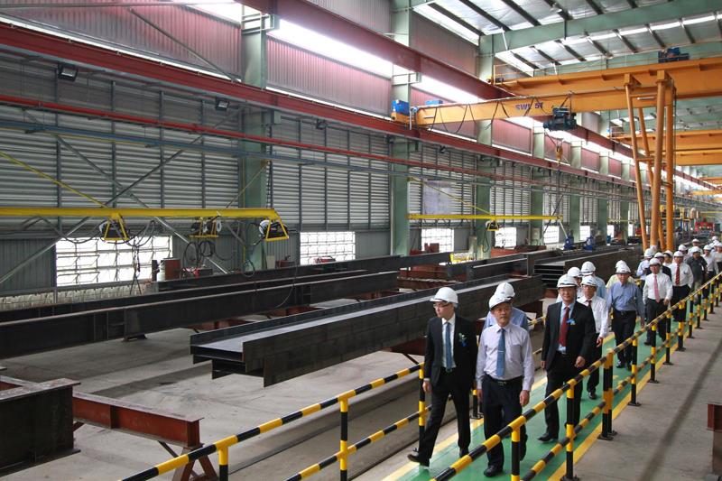 Nhà máy kết cấu thép Việt của ATAD là một trong những dự án đầu tư lớn của công ty. Với sự đa dạng trong sản phẩm và chất lượng đáp ứng tiêu chuẩn quốc tế, nhà máy đang trở thành một điểm đến hấp dẫn cho các nhà đầu tư. Hãy xem hình ảnh để hiểu rõ hơn về dự án này.