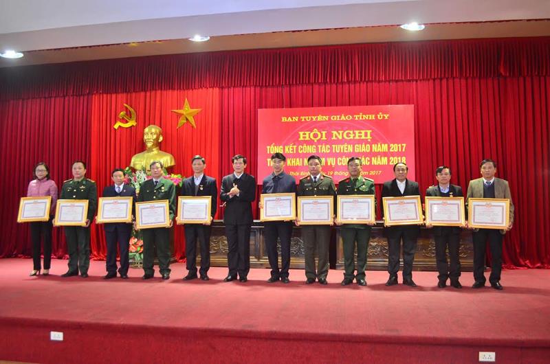 Trưởng ban Tuyên giáo Tỉnh ủy Thái Bình Nguyễn Hồng Chuyên trao giấy khen 12 tập thể, 11 cá nhân có thành tích trong công tác tuyên giáo.