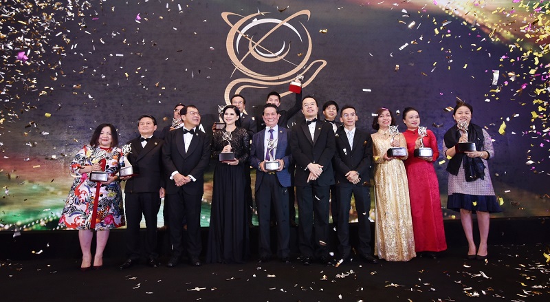 Đại diện 13 doanh nhân Việt Nam đạt giải thưởng doanh nhân Châu Á 2017.