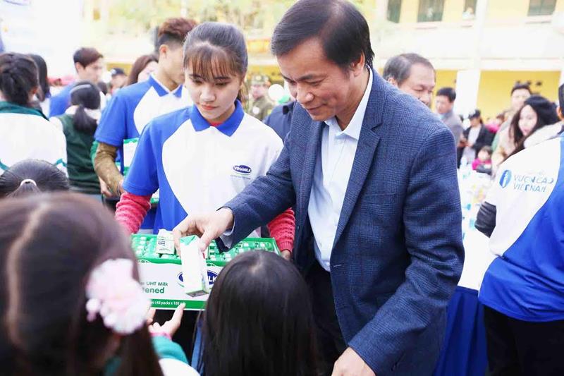 Ông Nguyễn Hạnh Phúc - Ủy viên Ban chấp hành Trung ương Đảng, Chủ nhiệm văn phòng Quốc hội trao tặng sữa cho các em nhỏ tỉnh Hưng Yên.