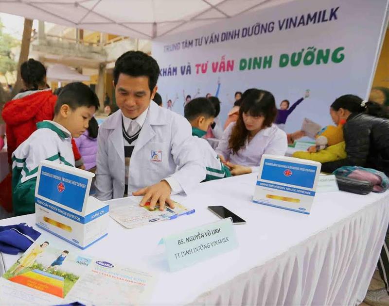 Bác sĩ dinh dưỡng của công ty Vinamilk khám sứ ckhỏe và tư vấn dinh dưỡng cho các em học sinh tại trường.