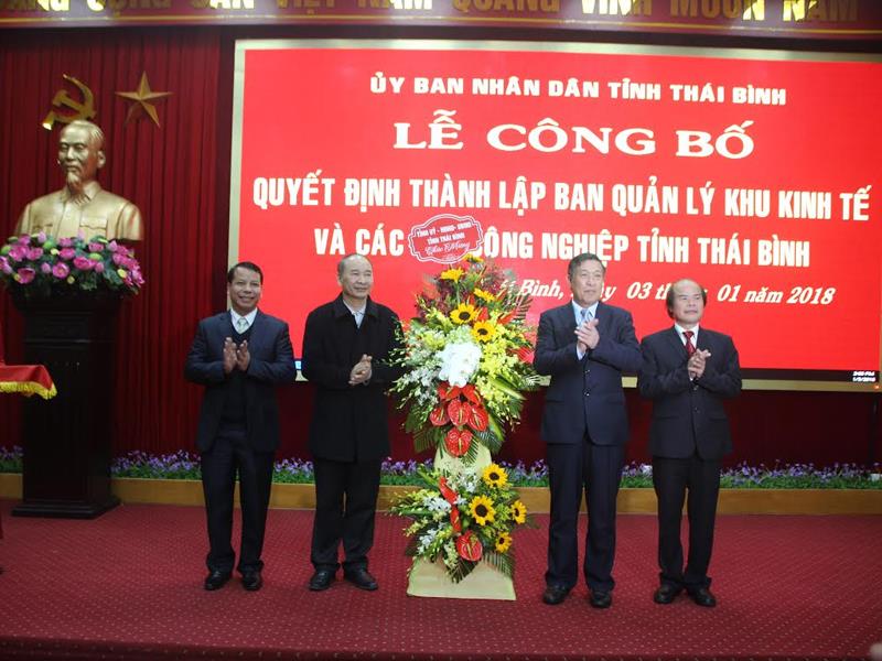 Bí thư Tỉnh ủy Thái Bình Phạm Văn Sinh tặng hoa chúc mừng.