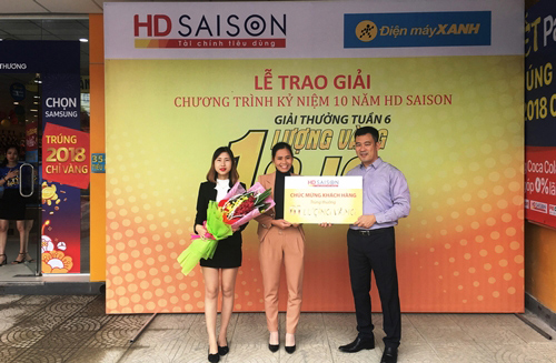 Chị Phạm Thị Tuyết (giữa) – khách hàng thứ 6 nhận được một lượng vàng SJC từ HD SAISON.