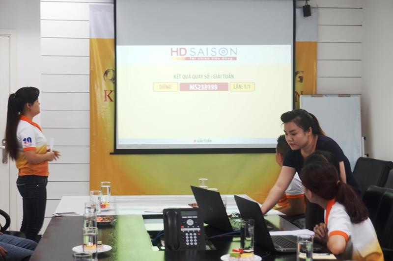 Lễ quay số được tổ chức mỗi tuần tại trụ sở HD SAISON dưới sự giám sát của khách hàng.