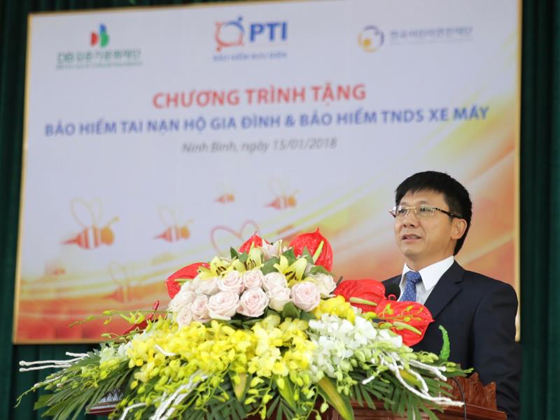 Tổng Giám đốc PTI Bùi Xuân Thu phát biểu tại buổi lễ trao tặng miễn phí bảo hiểm tai nạn hộ gia đình, bảo hiểm xe máy cho người dân tại Ninh Bình.