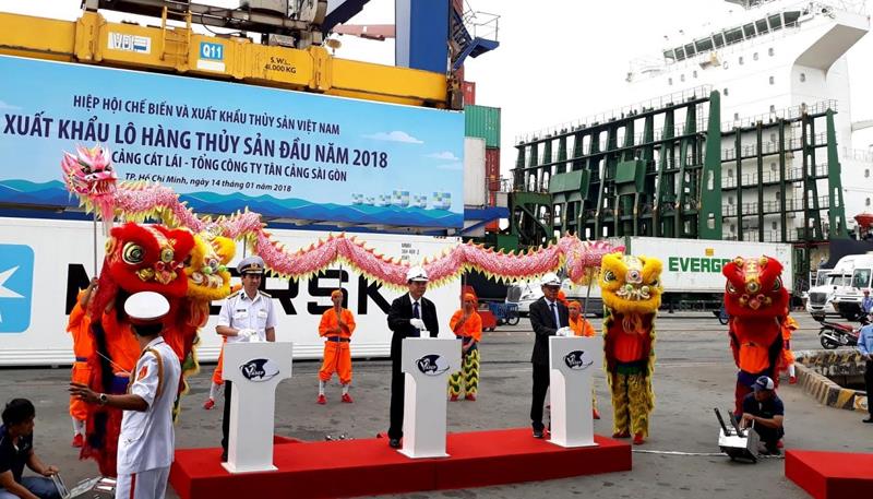Bộ trưởng Nguyễn Xuân Cường cùng đại diện Vasep và Tổng công ty Tân Cảng Sài Gòn bấm nút phát lệnh xuất khẩu thủy sản 2018. Ảnh: Hồng Phúc