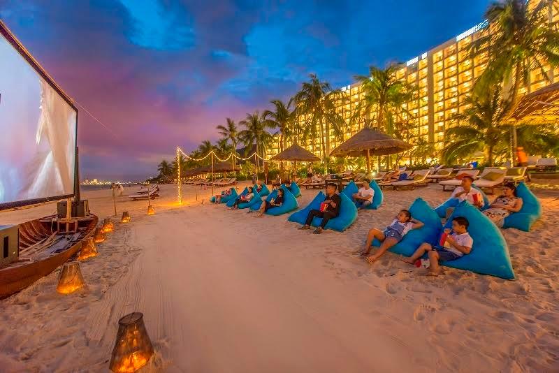 Chương trình chiếu phim trên bãi biển, lớp học yoga là những dịch vụ hoàn toàn mới theo tiêu chuẩn 5 sao trên toàn hệ thống Vinpearl.
