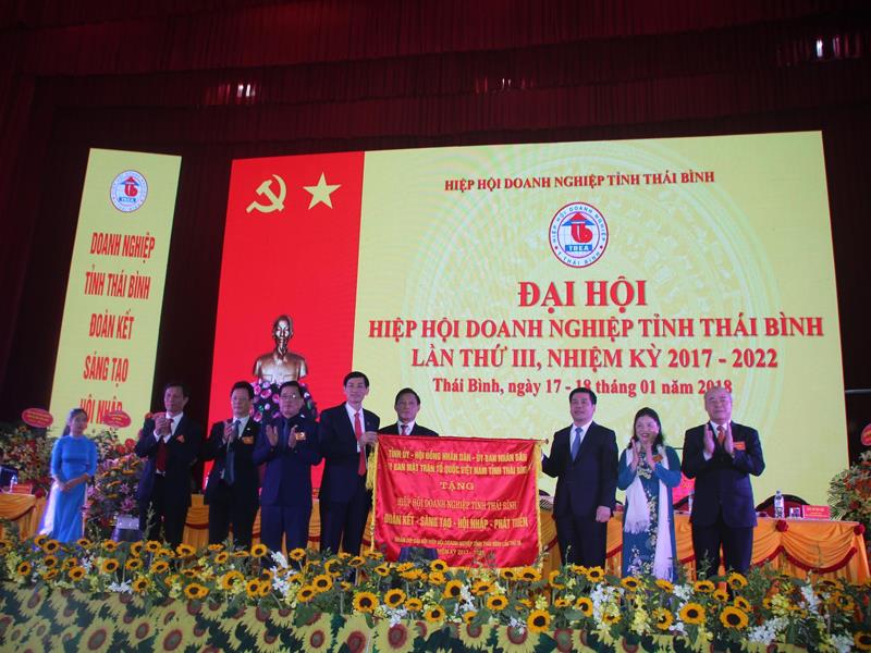 Ủy viên Trung ương Đảng, Chủ tịch UBND tỉnh Thái Bình Nguyễn Hồng Diên tặng bức trướng cho Hiệp hội doanh nghiệp tỉnh tại đại hội.