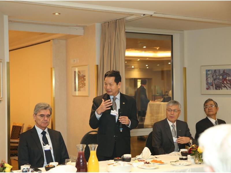 Ông Trương Gia Bình, Chủ tịch HĐQT FPT chia sẻ với các tập đoàn hàng đầu thế giới.