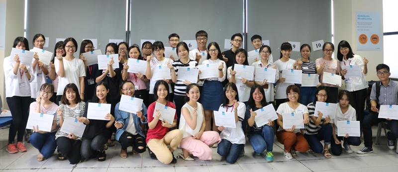 Một nhóm sinh viên ĐH Ngoại Thương sau khi hoàn thành khóa học MoneyMinded.