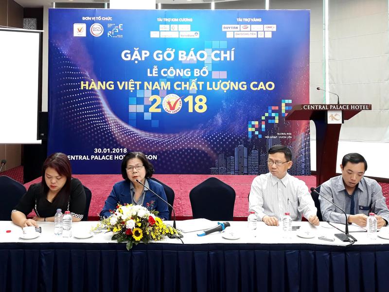 Bà Vũ Kim Hạnh cho biết, trong 640 doanh nghiệp đạt chứng nhận năm nay có cả Công ty cổ phần Kỹ nghệ thực phẩm Việt Sin, từng bị thu hồi giấy chứng nhận HVNCLC hồi 08/2016.