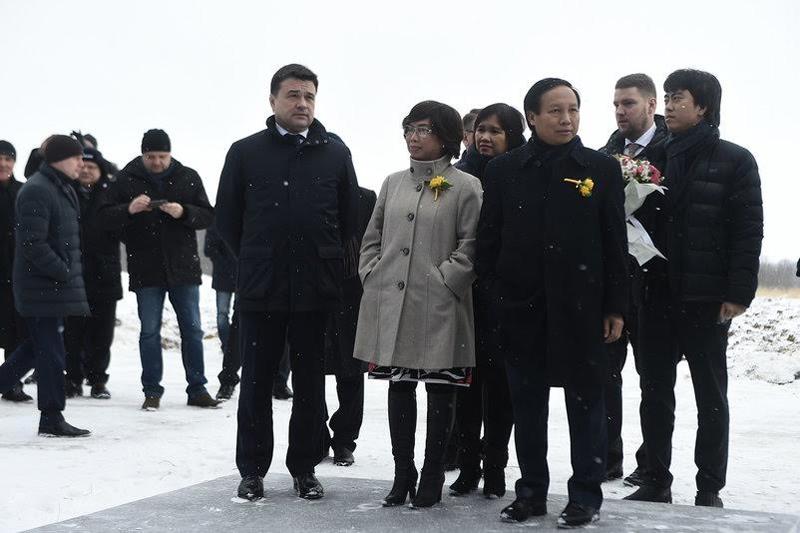 Bà Thái Hương và các quan chức Nga tham quan trang trại TH ở Moscow.