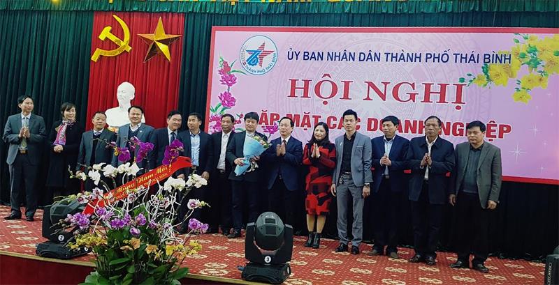 Chủ tịch UBND thành phố Thái Bình Nguyễn Ngọc Ý tặng hoa chúc mừng Ban vận động thành lập HHDN thành phố Thái Bình.
