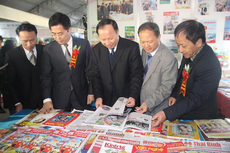 Phó Chủ tịch UBND tỉnh Thái Bình Nguyễn Hoàng Giang, lãnh đạo Sở Công thương, Hội nhà báo Thái Bình thăm quan gian trưng bày báo xuân tại Hội chợ