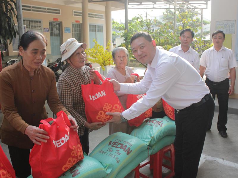 Ông Tsai Ping Hsuan – Đại diện Vedan trao quà cho người nghèo xã Phước Thái