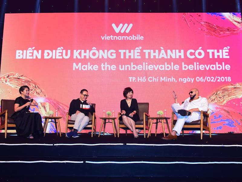 Bà Amy Lung, thành viên Hội Đồng Quản Trị Vietnamobile cùng đội ngũ sáng tạo lên sân khấu chia sẻ về ý tưởng và quá trình thực hiện TVC.