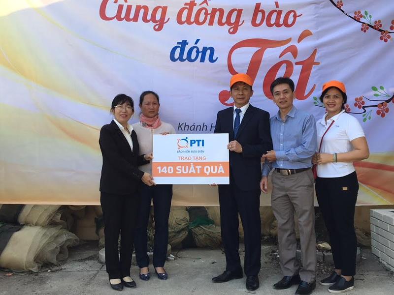 Tổng Giám đốc PTI Bùi Xuân Thu trao 140 suất quà cho người dân tỉnh Khánh Hòa.