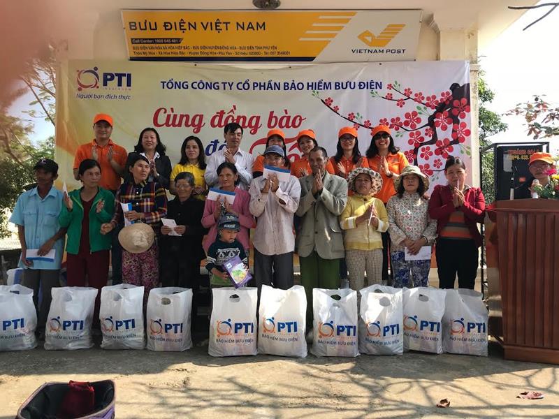 Tổng Công ty cổ phần Bảo hiểm Bưu điện tổ chức trao quà cho người dân tại tỉnh Phú Yên.