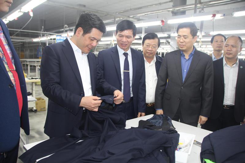 Ủy viên Trung ương Đảng, Chủ tịch UBND tỉnh Thái Bình Nguyễn Hồng Diên thăm nhà máy sản xuất veston của Công ty cổ phần Đô Lương