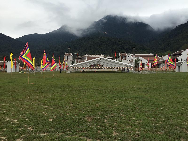 Khuôn viên sân lễ trường Yên Tử thuộc Trung tâm văn hóa Trúc Lâm Yên Tử đã sẵn sàng cho ngày khai hội.