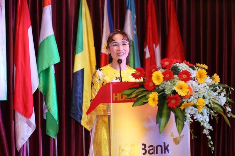 Bà Nguyễn Thị Phương Thảo thay mặt cho cán bộ, nhân viên Vietjet, HDBank báo cáo trước Bí thư Thành ủy.
