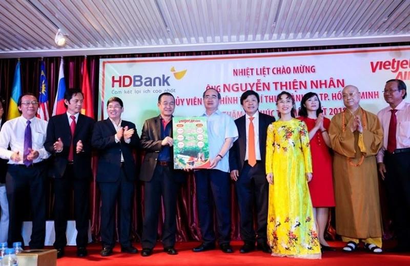 Lãnh đạo HDBank và Vietjet gửi tới Bí thư Thành ủy “phong bao lì xì” chúc Tết khổng lồ chính là những chỉ tiêu kế hoạch đầy thách thức mà hai công ty cam kết thực hiện trong năm 2018.