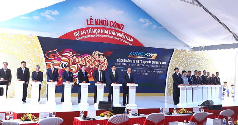 Thủ tướng Nguyễn Xuân Phúc cùng lãnh đạo các Bộ ngành, chủ đầu tư nhấn nút khởi công Tổ hợp hóa dầu miền Nam. Ảnh: Hồng Phúc