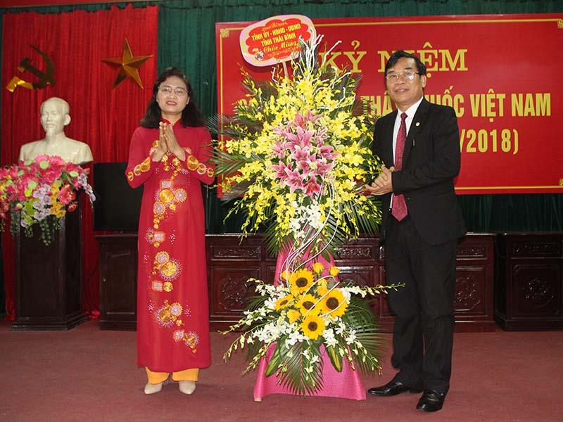 Phó Chủ tịch UBND tỉnh Thái Bình Nguyễn Thị Lĩnh tặng hoa chúc mừng ngày thầy thuốc Việt Nam 27-2 tại Sở Y tế Thái Bình ngày 26-2-2018.