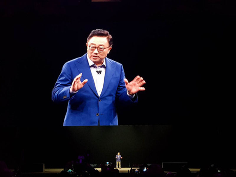 Ông DJ Koh, Chủ tịch bộ phận IT&Mobile của Samsung giới thiệu bộ đôi Galaxy S9 và S9+