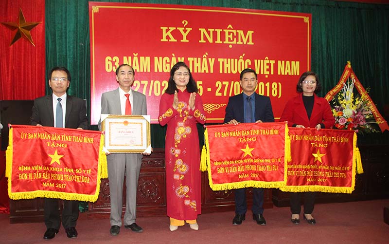 Phó Chủ tịch UBND tỉnh Thái Bình Nguyễn Thị Lĩnh trao Bằng khen và cờ của UBND tỉnh cho các tập thể dẫn đầu phong trào thi đua năm 2017.