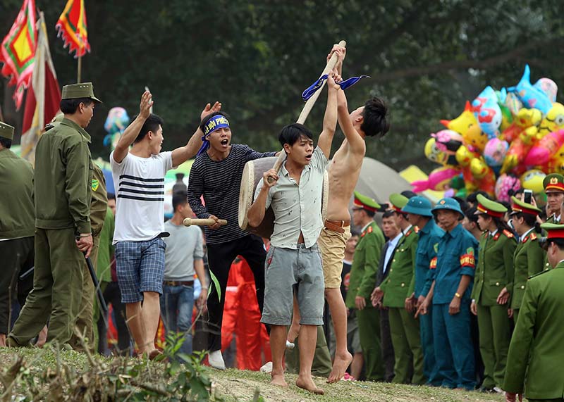 Khi những trái Phết đầu tiên theo đoàn rước tiến vào khu vực bãi ruộng trong sự phấn khích tột độ của những người tham gia lễ hội