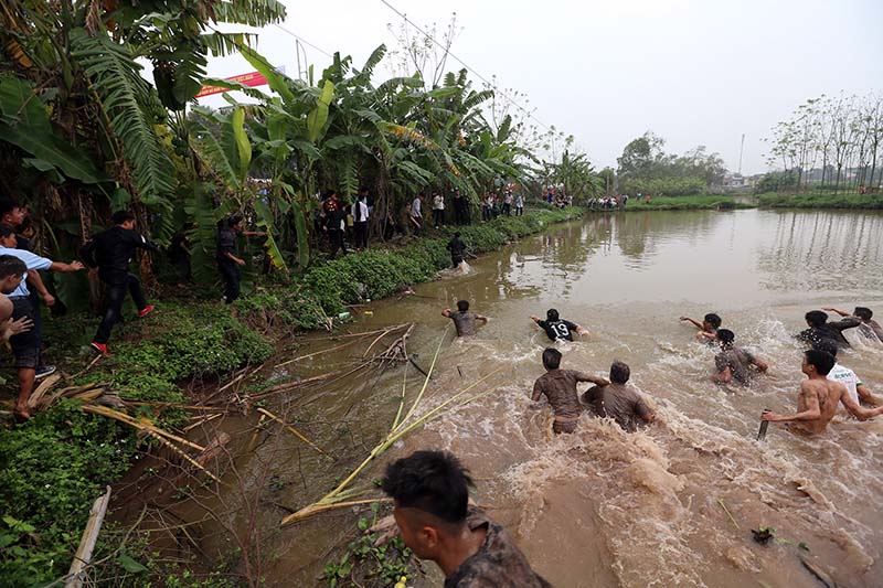 Dù nhiều trai tráng có sức khỏe vô biên nhưng vẫn phải chào thua sự may mắn của người đàn ông áo đen khi trái Phết vô tình rơi đúng chỗ anh này đang đứng xem