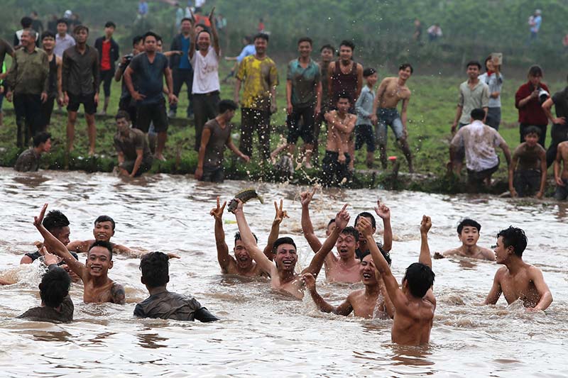 Sau cả một buổi chiều không cướp được trái Phết nào, những người thanh niên này đã may mắn bắt được một con cả chuối và coi đó là sự may mắn