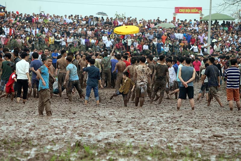 Mặc dù ban tổ chức đã khuyến cáo bằng loa phát thanh liên tục, không nên để phụ nữ và trẻ em vào khu vực diễn ra cướp Phết, nhưng vẫn có nhiều em nhỏ khá hào hứng và vô tư nghịch bùn bất chấp sự nguy hiểm rình rập
