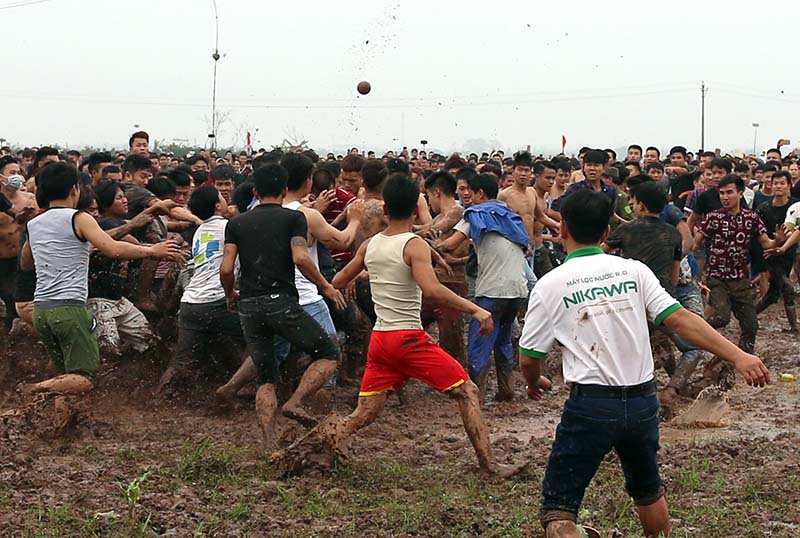 Bất chấp bùn ướt và nước lạnh, những thanh niên tham gia cướp Phết dồn toàn bộ sức lực mong kiếm được niềm vui và cầu may cho cả năm