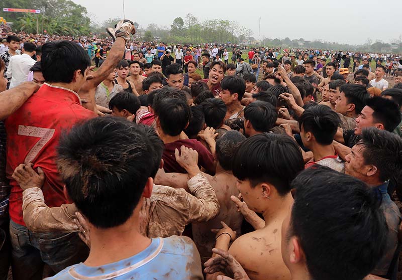 Mặc dù được khuyến cáo không được sử dụng bạo lực, nhưng khi những trái Phết rơi xuống chỗ nào là những cú đấm trời giáng cũng được bung ra ngay lập tức, bất chấp người đối diện là ai